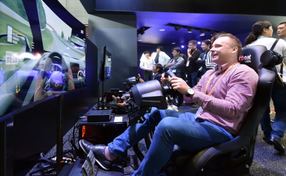 A visitor experiences the driving simulator at the booth of Hyundai during the first CIIE on Nov. 5, 2018. Photo from CFP