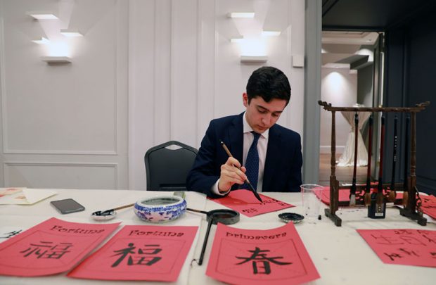A student of Rome Convitto Nazionale Vittorio Emanuele II practices Chinese calligraphy. (Photo provided by Rome Convitto Nazionale Vittorio Emanuele II)
