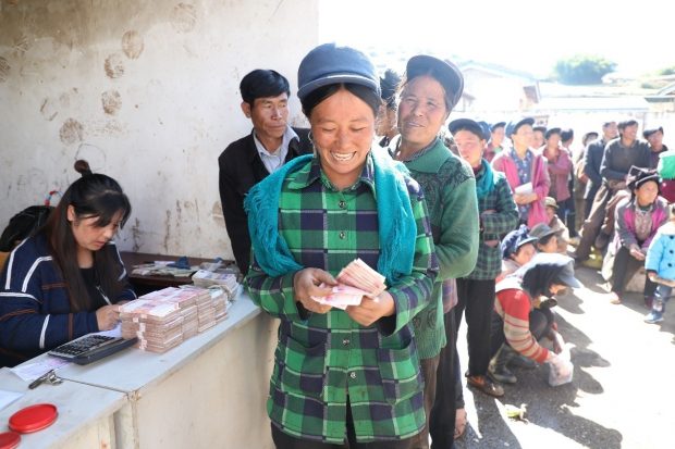 A Villager in Butuo county, Liangshan Yi Autonomous Prefecture, southwest China’s Sichuan province, counts money she earns from herbal medicine planting. (Photo/People’s Daily) 