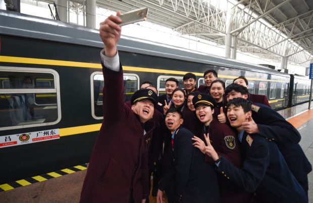 Photo taken on March 1,2019 shows crew of train K442 posing for a selfie after the train arrives at the destination. (Photo by Bao Gansheng from People’s Daily Online)