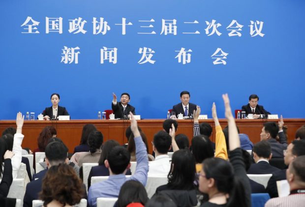 Journalists raise hands to ask questions at the press conference of the second session of the 13th National Committee of the Chinese People's Political Consultative Conference (CPPCC), at the Great Hall of the People in Beijing, capital of China, March 2, 2019. The CPPCC National Committee held a press conference on Saturday afternoon, one day ahead of its annual session. (Xinhua/Shen Bohan)