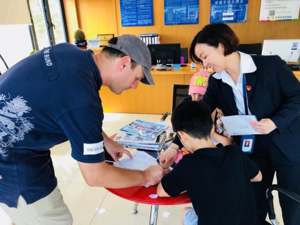 A foreign visitor deals with the procedures of departure tax refund business during the first China International Import Expo (CIIE) held in November 2018. The departure tax refund business of the eastern city soared thanks to the expo. (Photo: Shanghai Municipal Tax Service of the State Administration of Taxation)