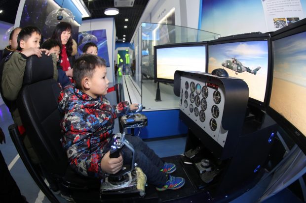 Children were experiencing aircraft simulation driving in Xiangyang, central China’s Hubei Province on Feb. 17, 2019. (Photo: Yang Dong, People’s Daily Online) 