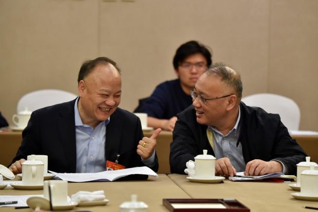 Zhu Jiandi, a deputy to the 13th National People's Congress (NPC) from Shanghai is giving a thumb to the remarks of another deputy Xu Zheng at a panel meeting of the Shanghai legislators held on March 10, 2019. (Photo by Weng Qixu from People’s Daily Online)