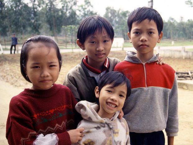 children_in_middle_vietnam