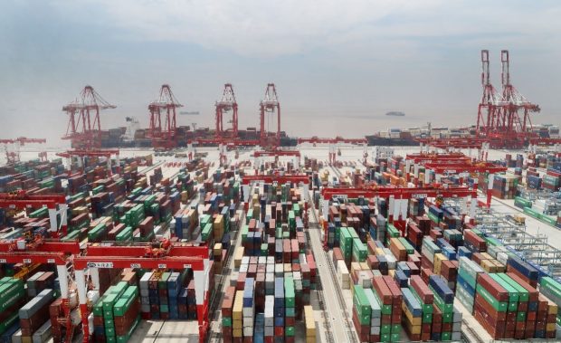 The photo shows a bird view of containers piled up at the fourth phase of the Yangshan Deep Water Port, the world's biggest automated container terminal, May 17, 2018. By June 2018, 8,696 foreign-invested companies had been registered in the Shanghai Free Trade Zone since the latter’s establishment, with total contractual foreign capital topping $110.24 billion. Over 98 percent of these enterprises were approved through online filing mechanism.  (Photo: Xinhua News Agency)