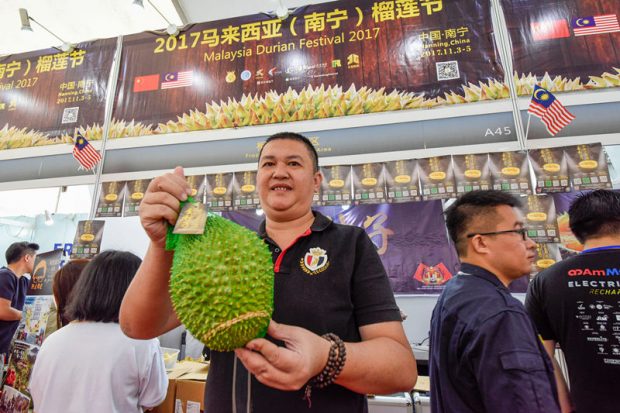 In 2017, Nanning, capital of south China’s Guangxi Zhuang Autonomous Region, held a festival for Malaysian durian, which attracted about 165,000 people, who waited in long queues to taste the finest Malaysian durian. Photo from People’s Daily Online
