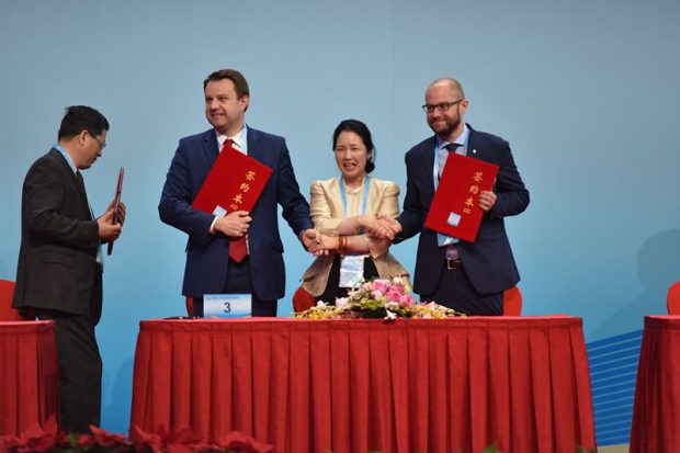 Entrepreneurs sign contracts at the Belt and Road CEO Conference during the 2nd BRF. （Photo by Meng Xianglin from People’s Daily）