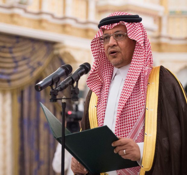  In this photo provided by the Saudi Press Agency, the new Economy and Planning Minister, Mohammad al-Tuwaijri, is sworn in before King Salman, in Riyadh, Saudi Arabia, Monday, Nov. 6, 2017. The king has sworn in new officials to take over from a powerful prince and former minister believed to be detained in a large-scale sweep that has shocked the country and upended longstanding traditions within the ruling family. (Saudi Press Agency, via AP)/2017-11-06 22:48:59/ 