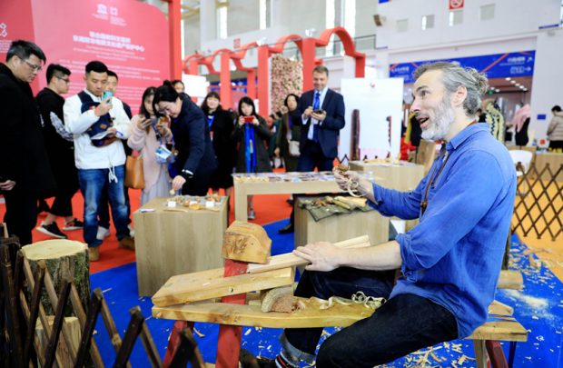 2019 China (Ningbo) Characteristic Cultural Industry Expo opens. On April 12, the public watched the works of British craftsmen. (Photo by Zhang Yongtao from People’s Daily Online)