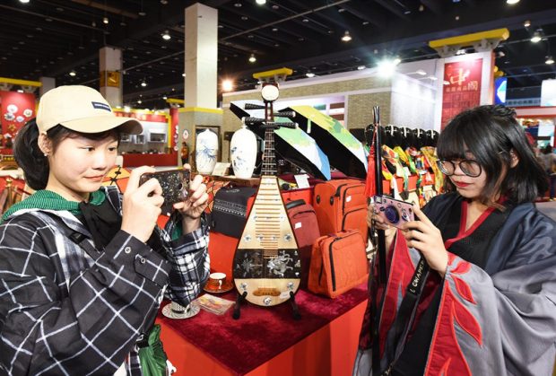 On April 27th, visitors took photos in the tourist goods exhibition area.(Photo by Gong Xianming from People’s Daily Online)