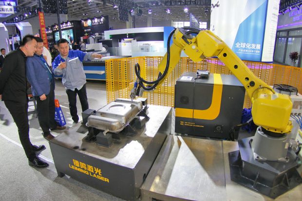 Exhibitors are introducing how welding robot works to visitors during the 2019 edition of Yantai Equipment Manufacture Industry Exhibition, which opened on May 9, 2019 in Yantai, east China’s Shandong province. Over 500 companies from home and abroad attended the three-day fair. (Photo: People’s Daily Online)