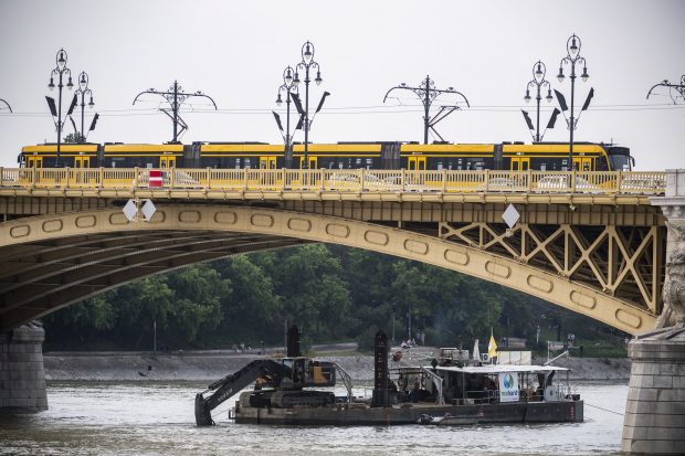 epa07631226 A power shovel fixed on a pontoon works in River Danube near Margaret Bridge, the scene of a boat accident, in Budapest, Hungary, 06 June 2019. A sightseeing boat carrying 33 South Korean tourists was crashed by a large river cruise ship and sank in River Danube at a pier of Margaret Bridge on 29 May, killing at least fifteen tourists. Seven tourists were injured, 11 persons, including the two crew members, went missing.  EPA/MARTON MONUS HUNGARY OUT