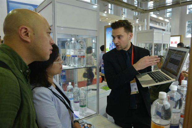 On June 8, 2019, Chinese and foreign guests exchanged ideas at the first China-CEEC Expo & International Consumer Goods Fair. (Photo by Hu Xuejun from People’s Daily Online)