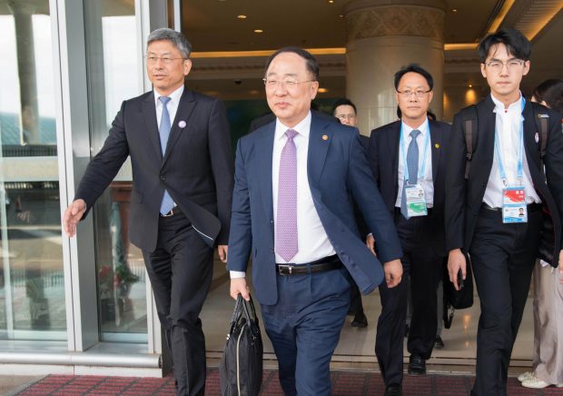  (190425) -- BEIJING, April 25, 2019 (Xinhua) -- South Korea's Finance Minister Hong Nam-ki, who doubles as deputy prime minister for economic affairs, arrives in Beijing, capital of China, April 25, 2019, to attend the Second Belt and Road Forum for International Cooperation. (Xinhua/Li Renzi)/2019-04-25 22:33:45/ 