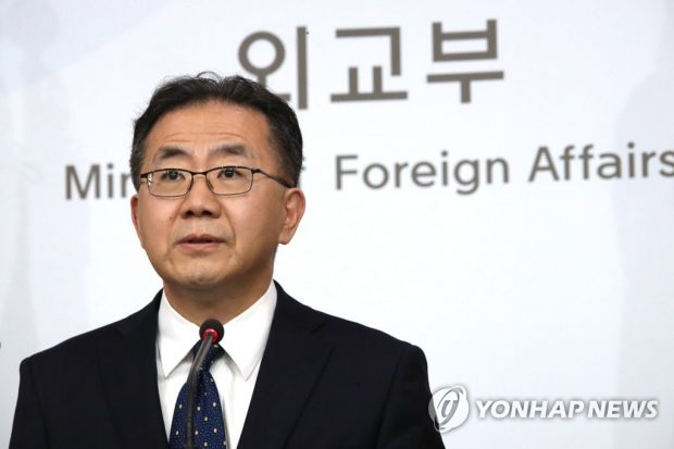 Foreign ministry spokesman Kim In-chul addressing a media briefing - YONHAP 