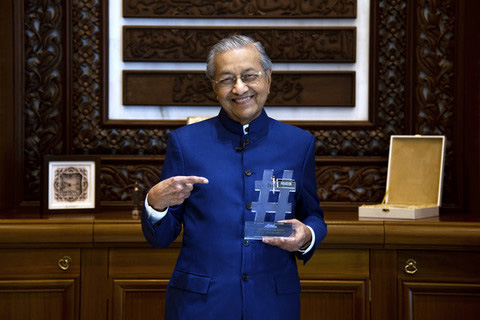 Dr Mahathir with the Instafamous Award (Bernama)