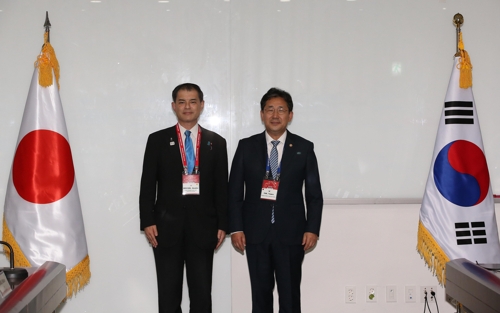 Park Yang-woo (R) and Shibayama during their talks in Incheon on Aug. 29 (Yonhap) 