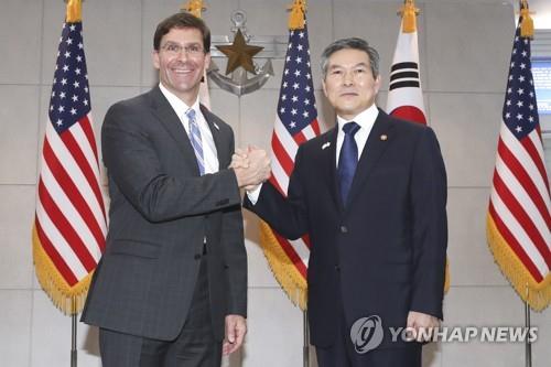 South Korean Defense Minister Jeong Kyeong-doo (R) and U.S. Secretary of Defense Mark Esper clasp hands in Seoul  (Yonhap) 