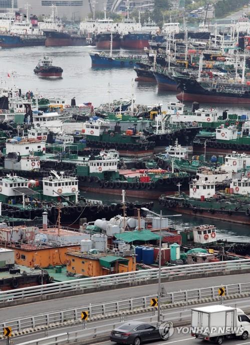 Fishing vessels are moored at a port in the southeastern city of Busan on Sept. 4, as Typhoon Lingling, the season's 13th typhoon, is forecast to affect South Korea around Sept. 6-7. (Yonhap)