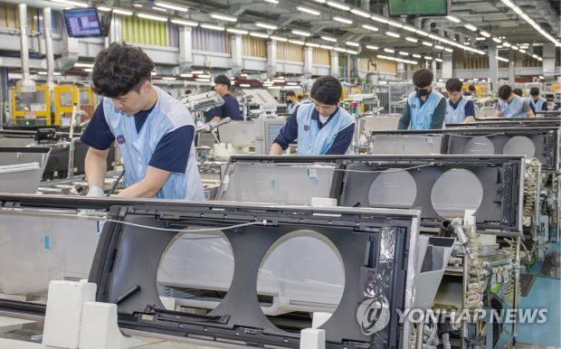 Workers at a Samsung production facility in Gwangju assembling air conditioners (Yonhap) 