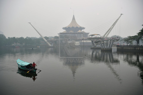 According to data released by the Department of Environment Malaysia (DOE), the Air Pollution Index (API) reading in Kuching recorded 272 at 8am (Bernama)