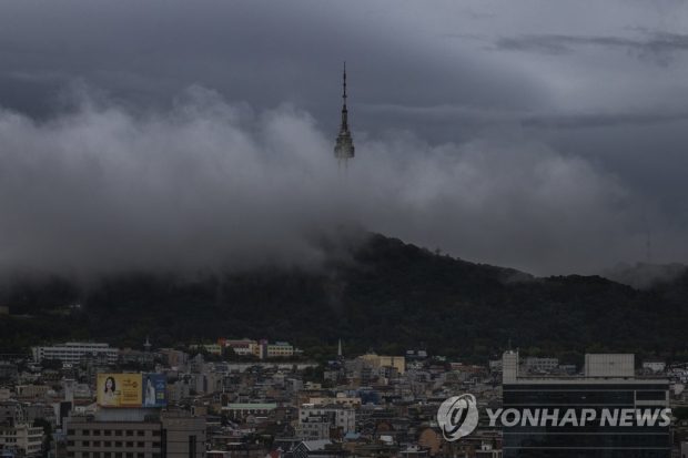 Seoul's landmark Namsan Tower is covered by clouds on Sept. 5, 2019 as Typhoon Lingling moves northward to South Korea. (Yonhap)
