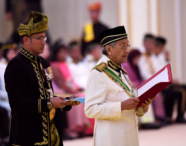 Dr Mahathir delivering his speech (Bernama)
