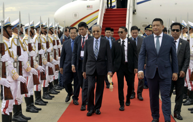 Dr Mahathir Mohamad upon arrival in Phnom Penh (Bernama)