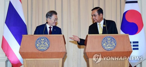 President Moon Jae-in (L) and Thai Prime Minister Prayut Chan-o-cha announce the results of their Bangkok summit on Sept. 2, 2019. (Yonhap)