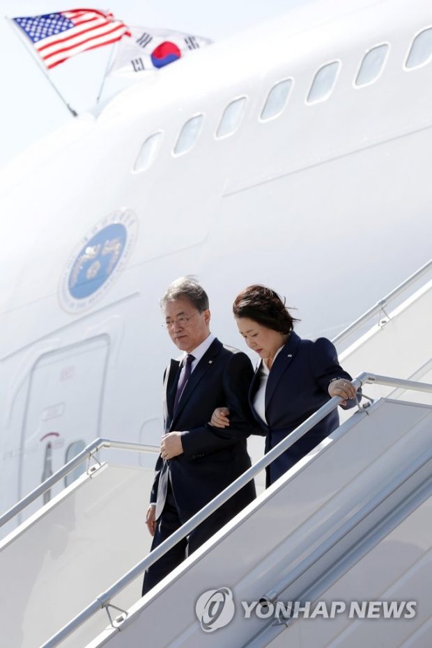 Moon Jae-in and first lady Kim Jung-sook exit Air Force One after arriving at John F. Kennedy International Airport in New York (Yonhap)