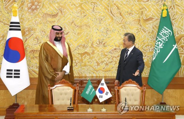 South Korean President Moon Jae-in talks with Crown Prince Mohammed bin Salman of Saudi Arabia at Cheong Wa Dae in Seoul on June 26, 2019. (Yonhap)