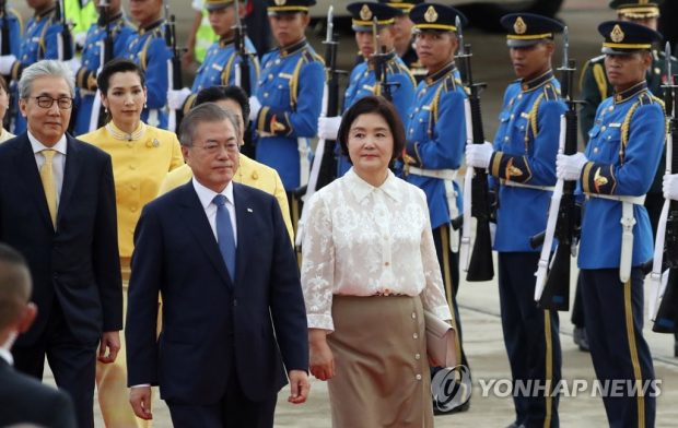 President Moon Jae-in and first lady Kim Jung-sook begin a trip to Bangkok on Sept. 1, 2019. (Yonhap) 
