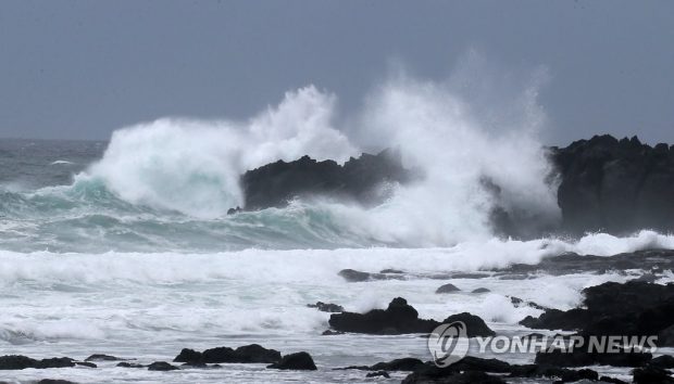 Strong waves crash on rocks off of Jeju Island on Sept. 6, 2019, as Typhoon Lingling approached. (Yonhap) 