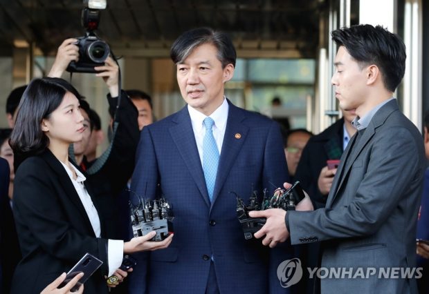 Justice Minister Cho Kuk talks to reporters as he leaves the ministry complex in southern Seoul after announcing his resignation offer on Oct. 14, 2019. (Yonhap)