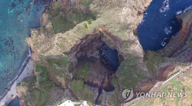 This photo shows an aerial view of South Korea's easternmost islets of Dokdo in the East Sea on Oct. 22, 2019. (Yonhap)