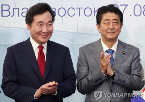 This undated file photo shows South Korean Prime Minister Lee Nak-yon (L) and Japanese Prime Minister Shinzo Abe. (Yonhap)