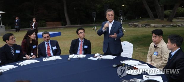 President Moon Jae-in speaks at a meeting with the Cheong Wa Dae press corps at the presidential compound on Oct. 25, 2019. (Yonhap)