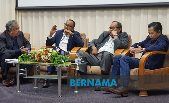 Former editor of the now-defunct Utusan Malaysia Datuk Zulkefli Hamzah (second frrom left) opined that the magazine sector was the first to be impacted by the digital disruption. (BERNAMA)