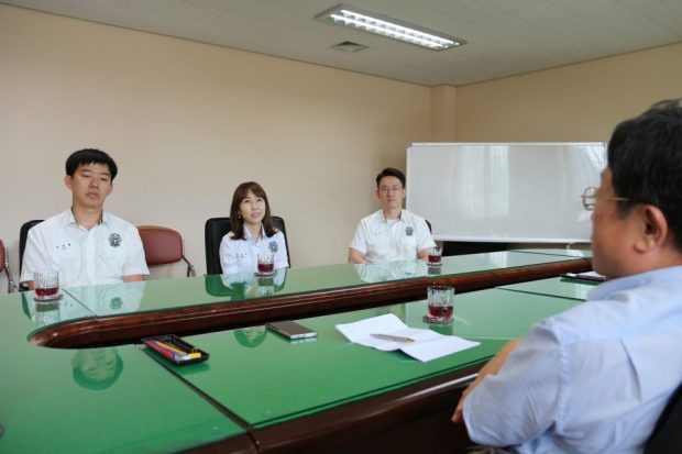 Sitting with three officers. "The most satisfying prisoners of hope prison are to call their name, not the number,” they said. (Photo by Jaeyoung Yang)