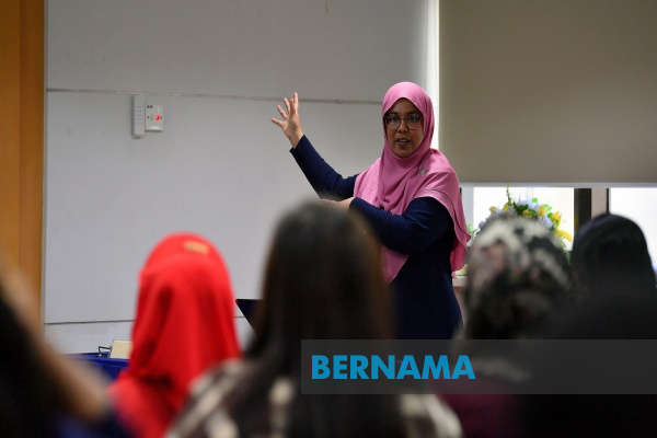 Sakina sharing her expereince (Bernama)
