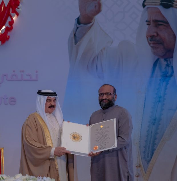 King Hamad presenting the award to Faisal Edhi (BNA)