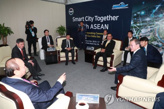 South Korean President Moon Jae-in (R) talks with (clockwise from Moon) Vietnamese Prime Minister Nguyen Xuan Phuc, ASEAN Secretary-General Lim Jock Hoi, Lao Prime Minister Thongloun Sisoulith and Thai Prime Minister Prayut Chan-o-cha before the groundbreaking ceremony for the Busan Eco Delta Smart City on Nov. 24, 2019. (Yonhap)