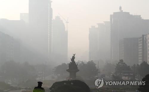 The sky over Yeouido in Seoul, seen from the National Assembly building on Nov. 1, 2019, is thick with fine dust. (Yonhap)