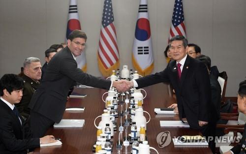 South Korean Defense Minister Jeong Kyeong-doo (R, standing) poses for a photo with U.S. Secretary of Defense Mark Esper Nov. 15, 2019. (Yonhap)