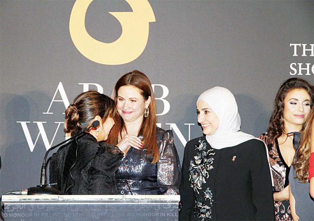 Maryam receiving her award (KUNA)