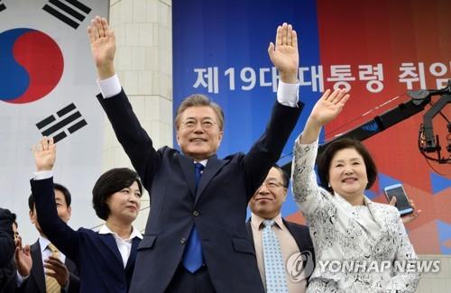 President Moon Jae-in and first lady Kim Jung-sook wave after his inauguration ceremony at the National Assembly on May 10, 2017. (Yonhap)