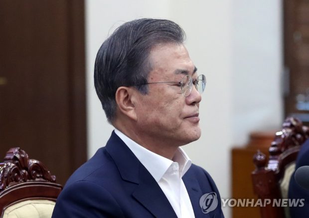 With his eyes closed, President Moon Jae-in attends a Cheong Wa Dae meeting in Seoul with his senior aides on Oct. 14, 2019, shortly after Justice Minister Cho Kuk announced a decision to quit. (Yonhap)