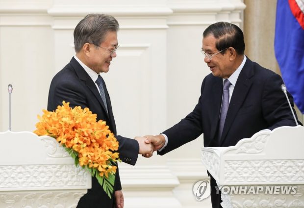 This photo shows President Moon Jae-in's previous summit with Cambodian Prime Minister Hun Sen in Cambodia on March 15, 2019. (Yonhap)