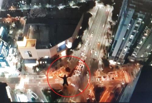 This image of a man base jumping from a skyscraper in Busan is captured from a video posted on the jumper's social media account (Yonhap)